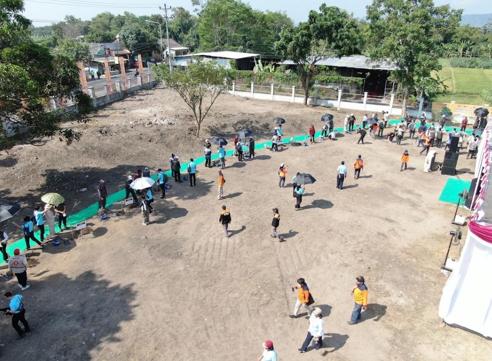 Suasana penanaman pohon pada rangkaian acara ASEAN Regional Disaster Response Simulation Exercise (ARDEX) 2023 di Stadion Sultan Agung, Kabupaten Bantul, Daerah Istimewa Yogyakarta pada Selasa (2/8).
